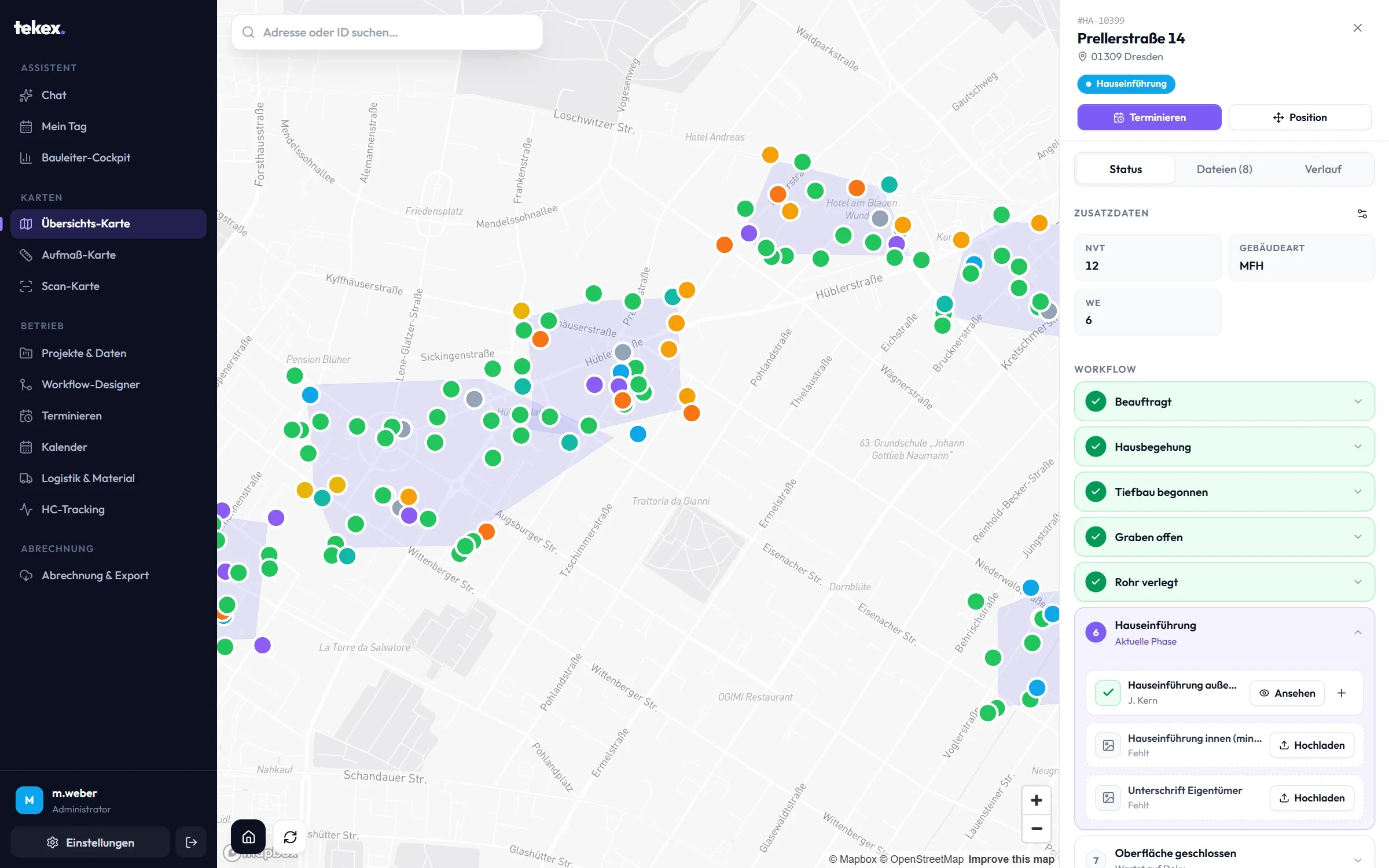 Übersichts-Karte im Dashboard: Adressen als farbige Pins nach Status, NVT-Gebiete und rechts der Auftrag Prellerstraße 14 mit seinen Workflow-Schritten und einem fehlenden Pflichtfoto.